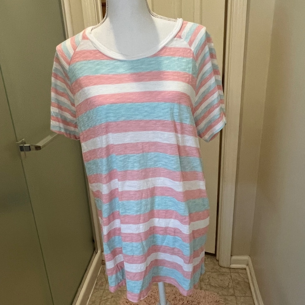 Torrid Classic Fit Short Sleeve Tee Size 2 Peach and Aqua EUC